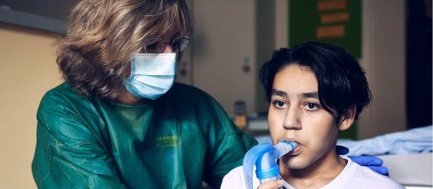 Anil leidet an chronischen Lungeninfekten. Eine längst vergessen geglaubte Therapie gibt ihm neue Hoffnung